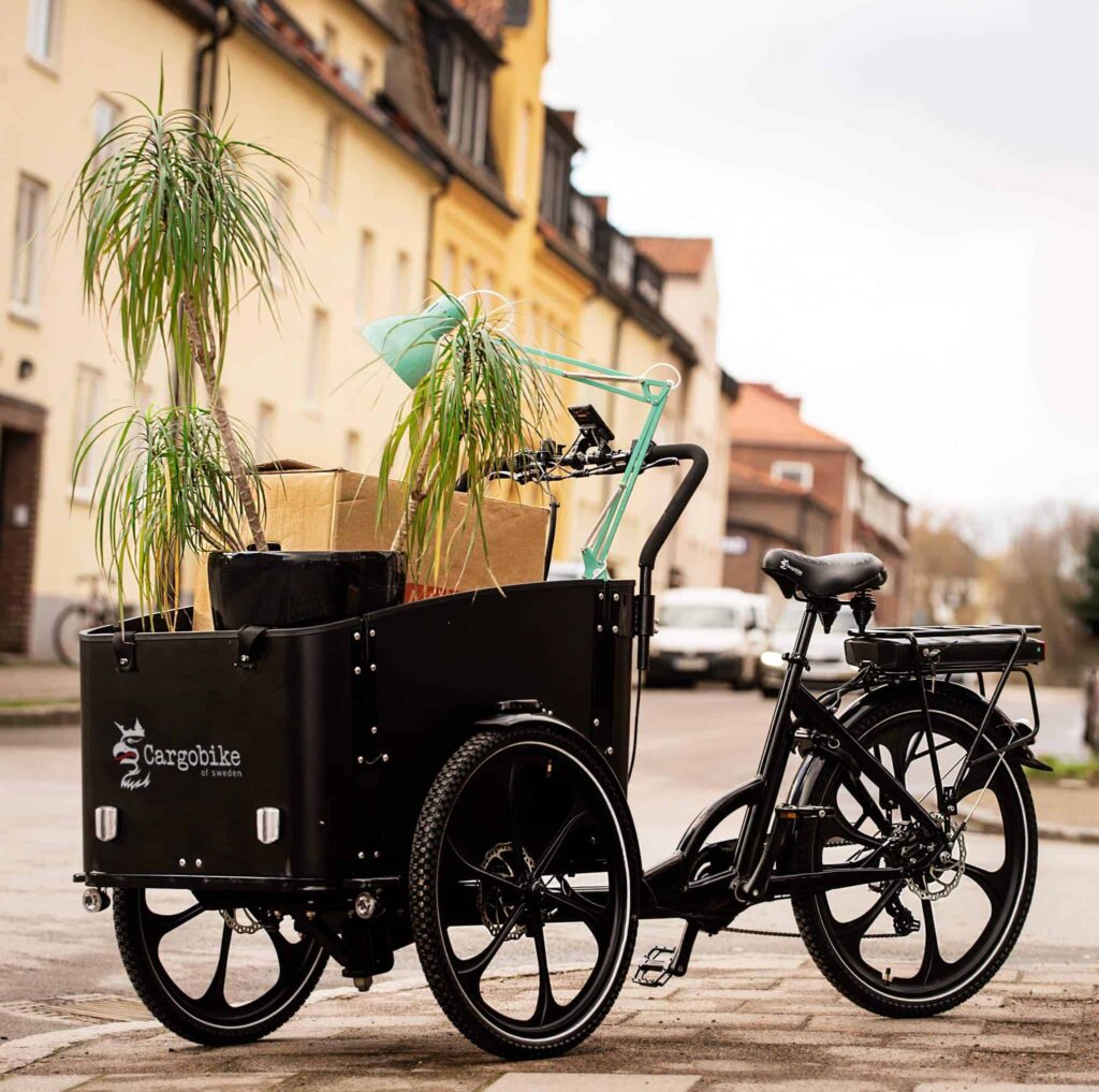 Et billede af en elcykel med interiør i ladet