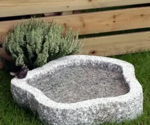 Naturformet fuglebad i lysegrå granit